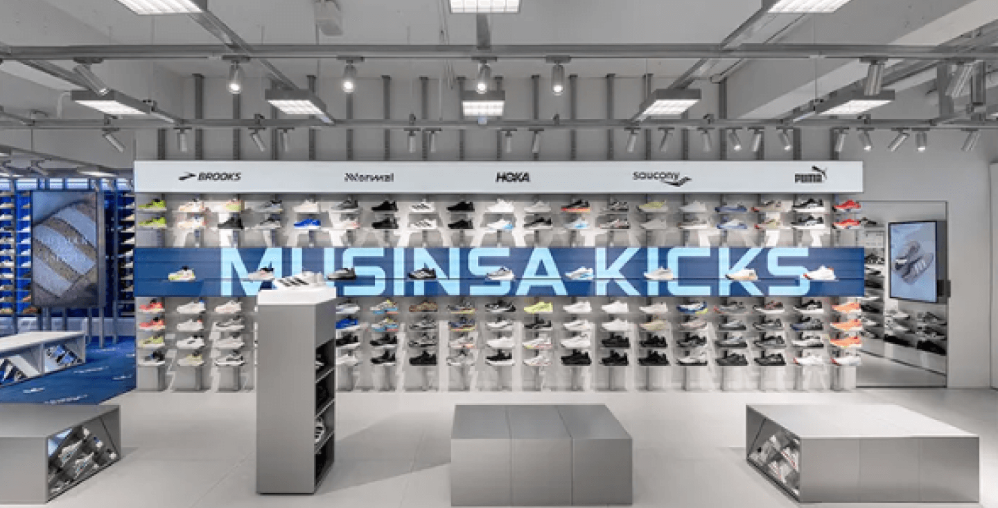 신발에 미쳤던 무신사가 돌아왔다! 25년 만의 등판, 홍대 뒤흔든 무신사킥스